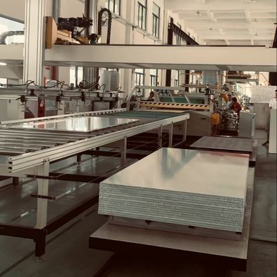 Μηχανή μέλιτος αλουμινίου σύνθετο φύλλο μέλιτος συνεχής γραμμή παραγωγής